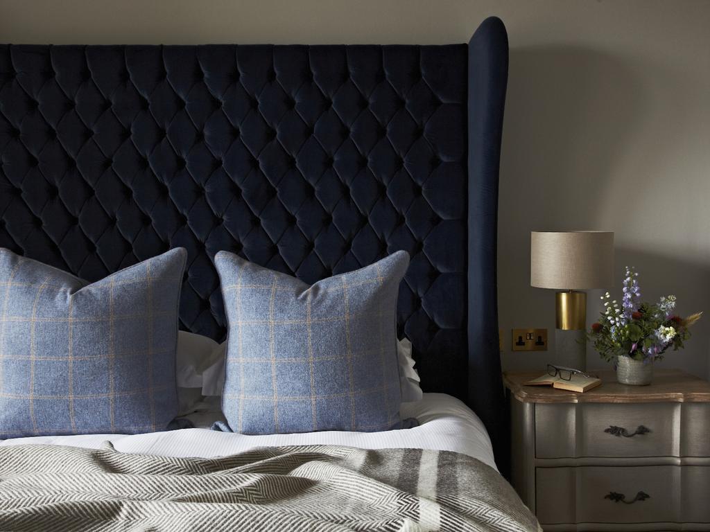 The Roseate Edinburgh - Small Luxury Hotels Of The World Edimburgo Exterior foto A bed with a blue velvet headboard