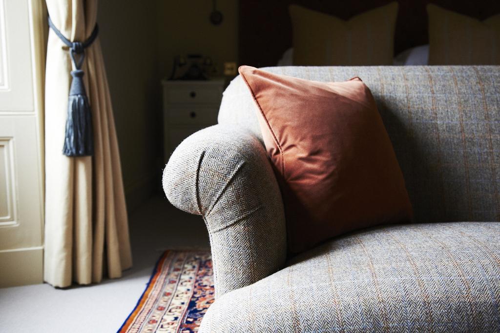 The Roseate Edinburgh - Small Luxury Hotels Of The World Edimburgo Exterior foto A throw pillow on a sofa