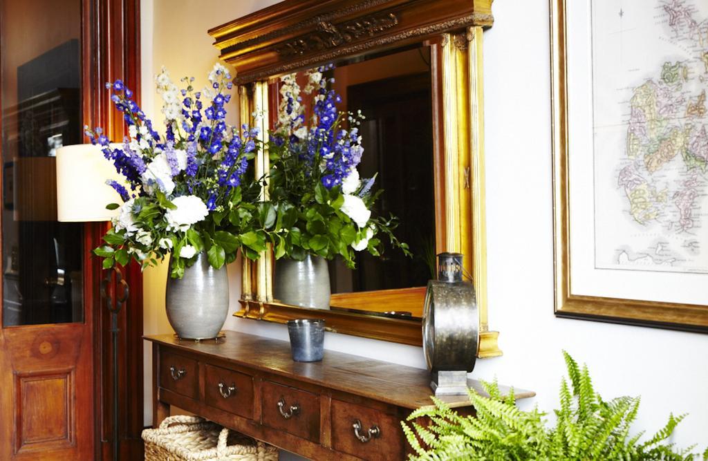 The Roseate Edinburgh - Small Luxury Hotels Of The World Edimburgo Exterior foto A mirror on a console table