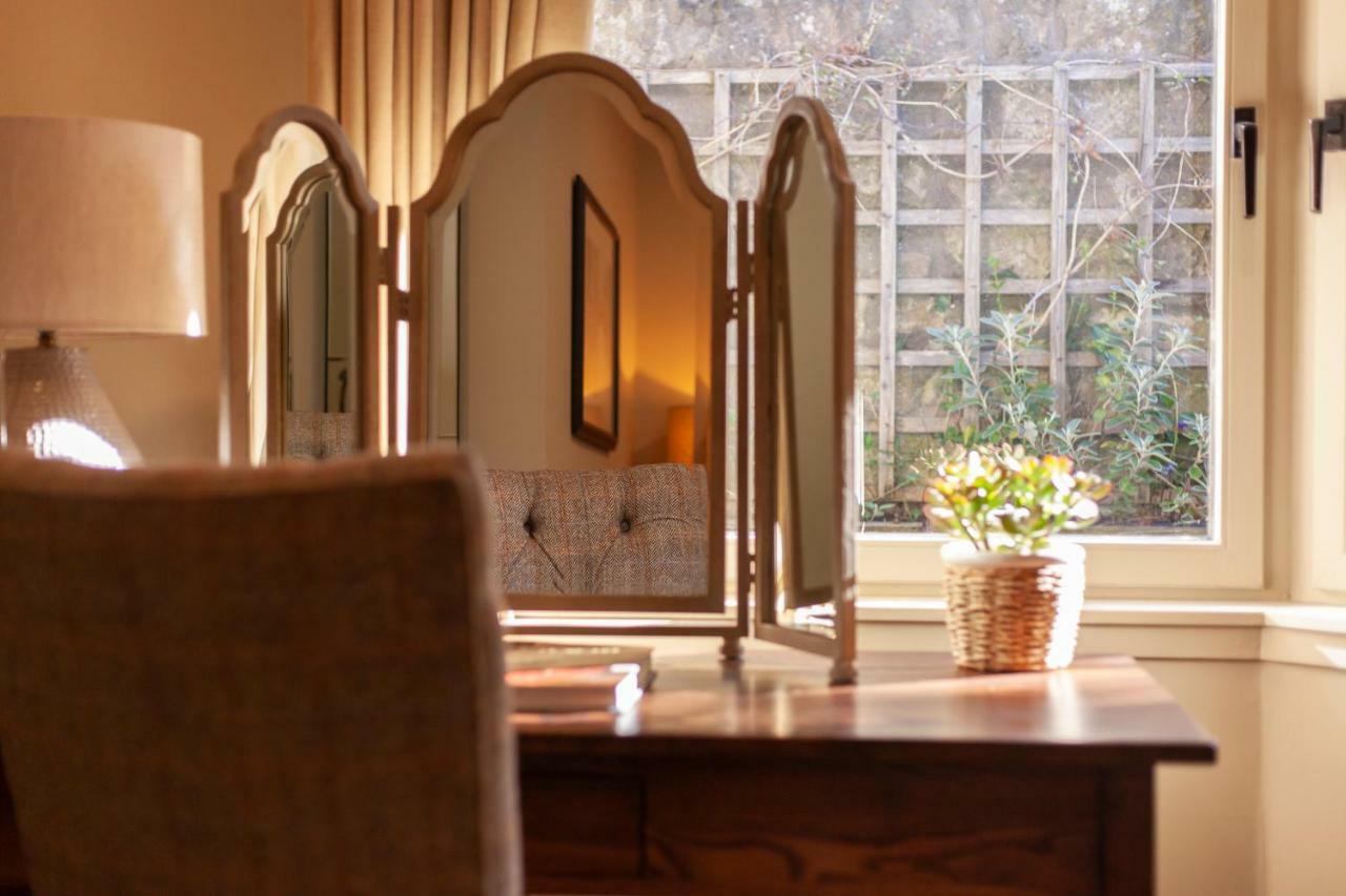 The Roseate Edinburgh - Small Luxury Hotels Of The World Edimburgo Exterior foto A dressing table with a tri-fold mirror